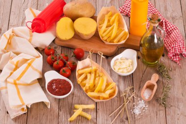 Tahta masada soslu patates kızartması..