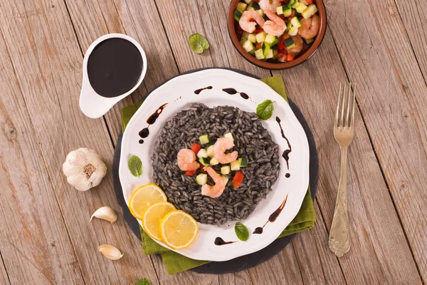 Tintenfisch Risotto Mit Gemüse Auf Weißem Teller — Stockfoto