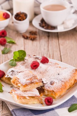 Bougatsa - Kremalı Yunan böreği