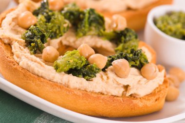 Şalgam ve humus soslu friselle..