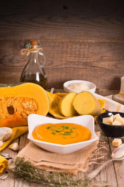 Kürbiscremesuppe Auf Weißem Teller Stockbild