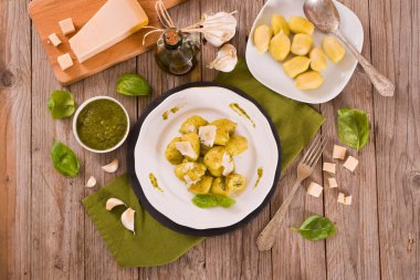 Pesto soslu patates gnocchi..