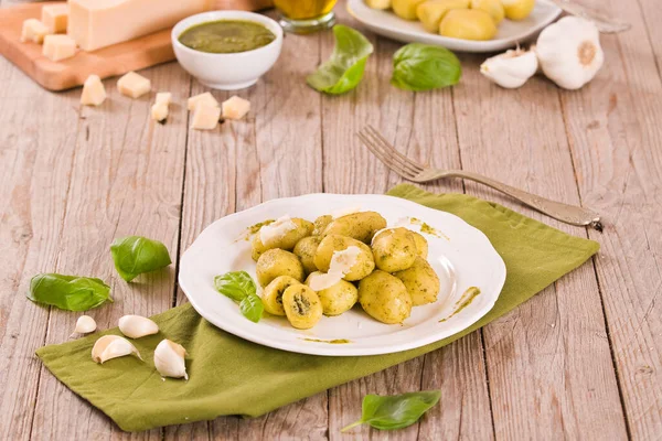 Nhoque Batata Recheado Com Molho Pesto — Fotografia de Stock