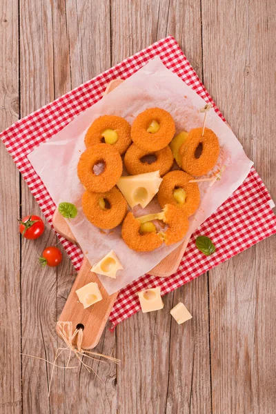 Anillo Queso Frito Tabla Cortar —  Fotos de Stock