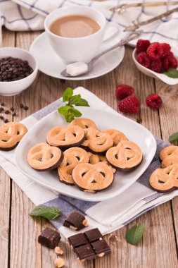 Beyaz tabakta çikolatalı kraker zamanı..