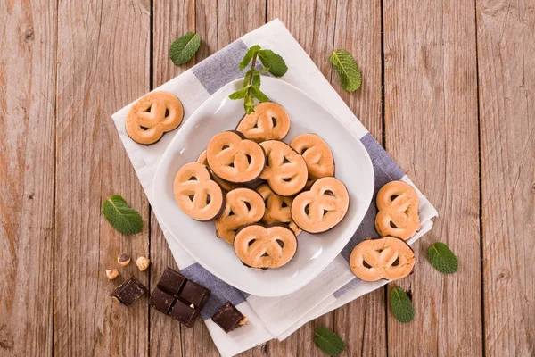 Con Galletas Pretzel Chocolate Plato Blanco —  Fotos de Stock