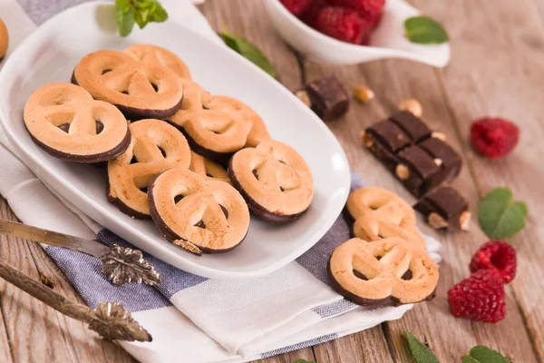 Teatime Mit Schoko Brezenkeksen Auf Weißem Teller — Stockfoto