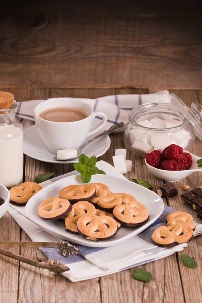 Con Galletas Pretzel Chocolate Plato Blanco —  Fotos de Stock