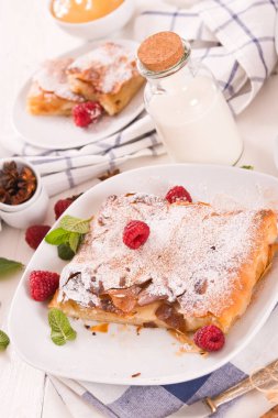 Bougatsa - Kremalı Yunan böreği.