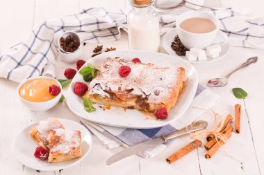 Bougatsa - Kremalı Yunan böreği.