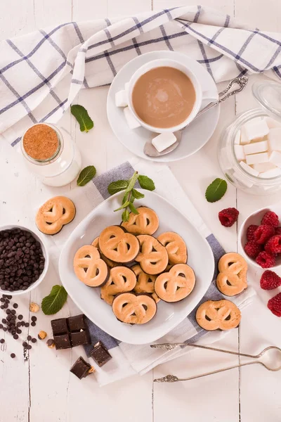 Ciasteczka Czekoladowe Pretzel Białym Naczyniu — Zdjęcie stockowe