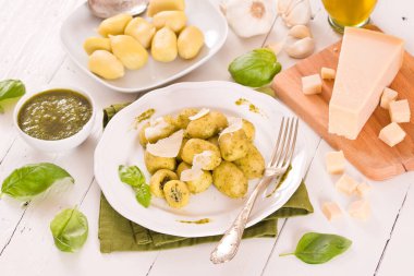 Pesto soslu patates gnocchi..