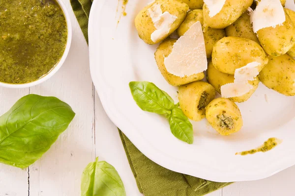 Potet Gnocchi Fylt Med Pesto Saus – stockfoto