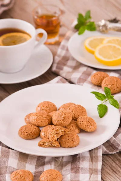 Amaretti Kekse Mit Minze Auf Weißem Teller — Stockfoto