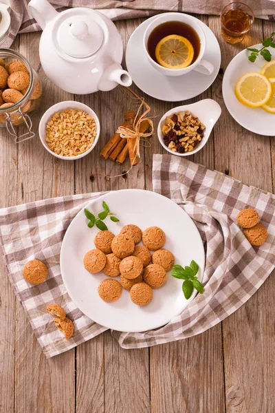 Galletas Amaretti Con Menta Plato Blanco — Foto de Stock