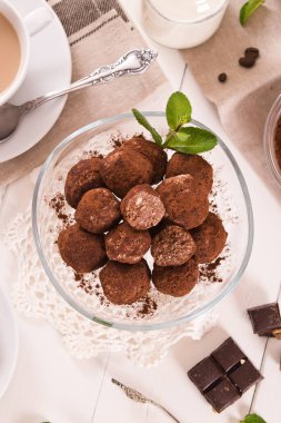 Çikolata trüf mantarı ve krema tabakta.