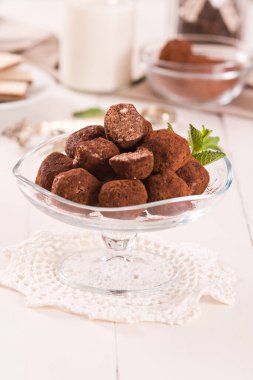 Çikolata trüf mantarı ve krema tabakta.
