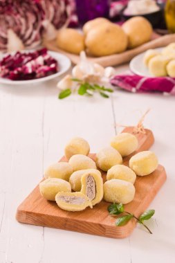 Turşu ve ricotta ile doldurulmuş patates gnocchi..