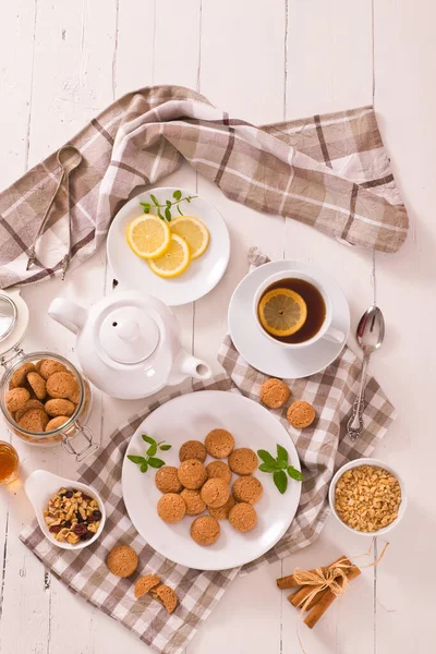 Biscotti Amaretti Con Menta Piatto Bianco — Foto Stock