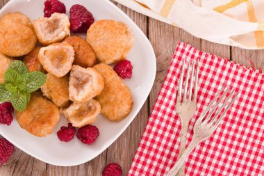 Beyaz tabakta taze meyveli muzlu börek..