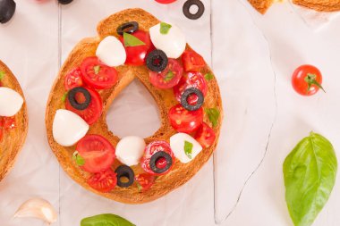 Domates ve mozzarella peynirli friselle..