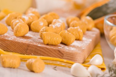 Kesme tahtasında çiğ balkabağı gnocchi.