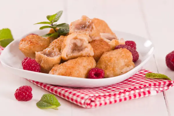 Frittelle Banana Con Frutta Fresca Piatto Bianco — Foto Stock