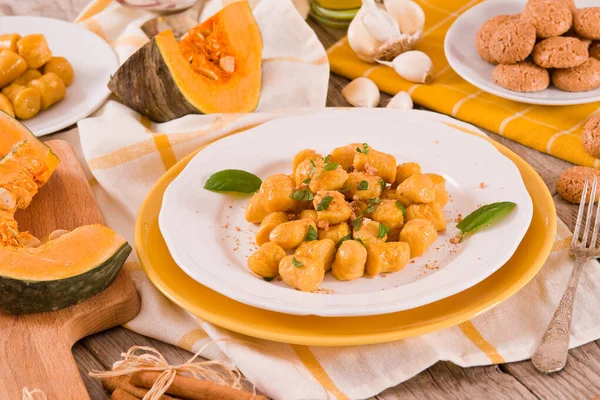 Pompoen Gnocchi Met Geraspte Amaretti Koekjes — Stockfoto