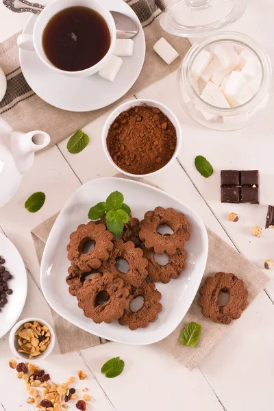 Biscoitos Chocolate Com Hortelã Prato Branco — Fotografia de Stock