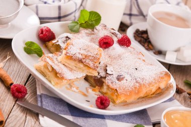 Bougatsa - Kremalı Yunan böreği.