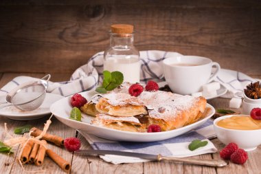 Bougatsa - Kremalı Yunan böreği.