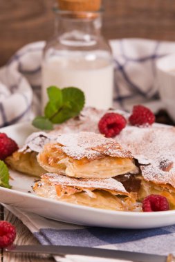 Bougatsa - Kremalı Yunan böreği.