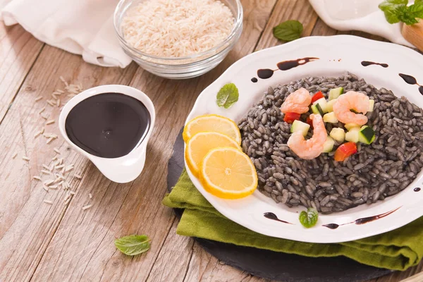 Risoto Tinta Lula Com Verduras Prato Branco — Fotografia de Stock