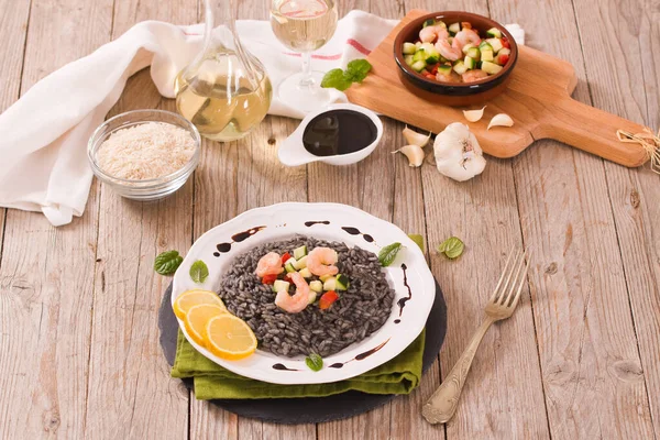 Tintenfisch Risotto Mit Gemüse Auf Weißem Teller — Stockfoto