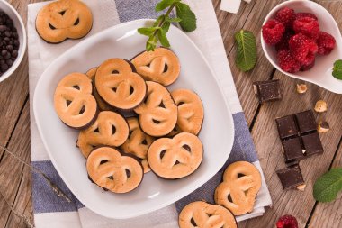 Beyaz tabakta taze meyveli çikolatalı kraker..