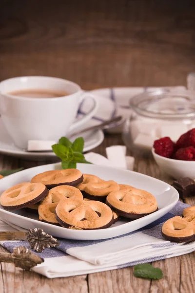 Galletas Pretzel Chocolate Con Fruta Fresca Plato Blanco —  Fotos de Stock