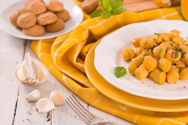Gnocchi Citrouille Avec Biscuits Amaretti Râpés — Photo