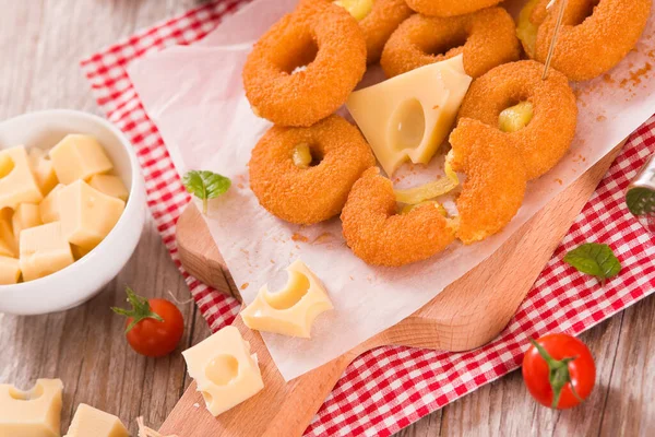 Anillo Queso Frito Con Salsas Tabla Cortar — Foto de Stock