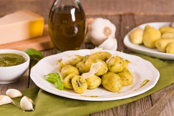 Beyaz Tabakta Pesto Sosuyla Doldurulmuş Patates Gnocchi — Stok fotoğraf