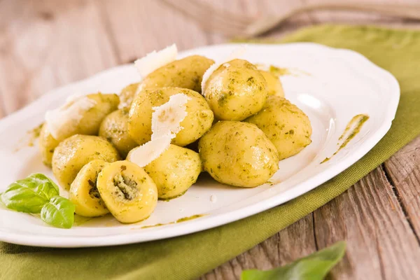 Gnocchi Patata Rellenos Con Salsa Pesto Plato Blanco — Foto de Stock