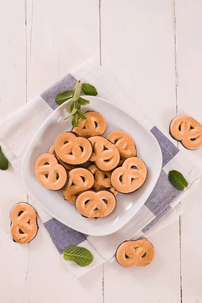 Galletas Pretzel Chocolate Plato Blanco —  Fotos de Stock