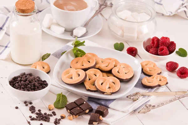 Galletas Pretzel Chocolate Plato Blanco — Foto de Stock