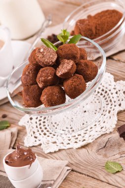 Tahta masada gofretli çikolatalı trüf..