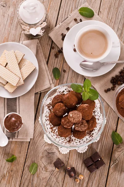 Chocolade Truffels Met Wafel Houten Tafel — Stockfoto