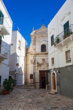 Ara sokakta. Monopoli 'de. Puglia. İtalya.