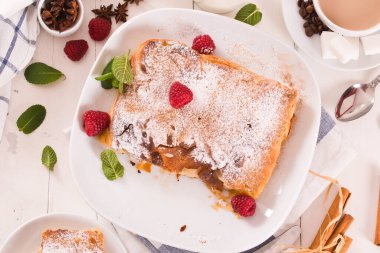 Bougatsa - Kremalı Yunan böreği