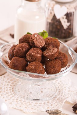 Tahta masada gofretli çikolatalı trüf..