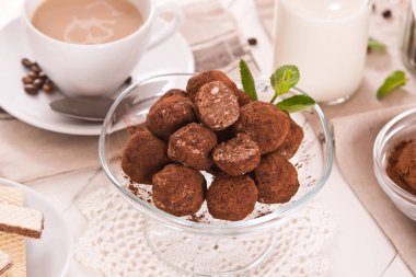 Tahta masada gofretli çikolatalı trüf..