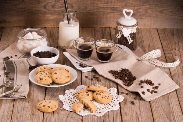 Шоколадное Печенье Белом Блюде — стоковое фото