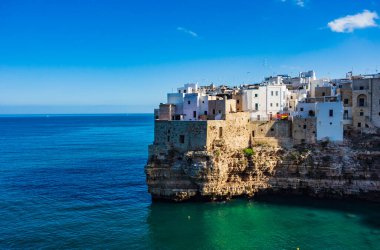 polignano panoramik manzaralı. Puglia. İtalya.